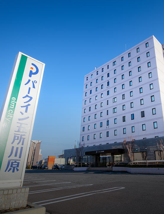 100台収容可能な無料駐車場完備。EV普通充電スタンド設置